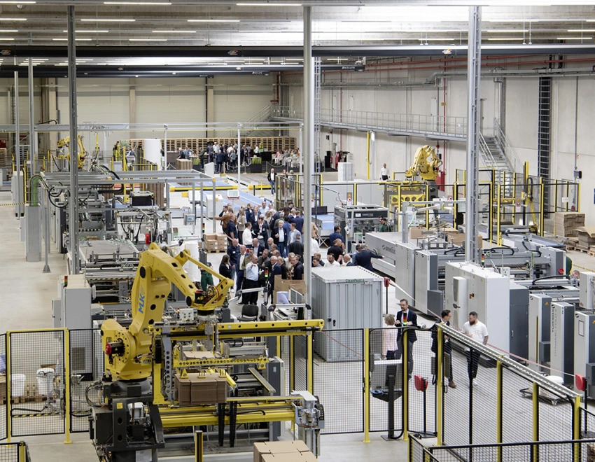 A glimpse of the state-of-the-art production line inside the Zerhusen Kartonagen plant, highlighting advanced machinery.